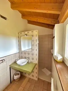 Baño de la habitación Trasgu en Villaviciosa