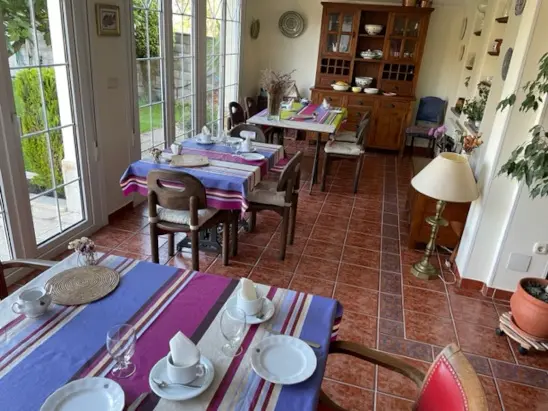 Tables pour le petit déjeuner sur la terrasse à Villaviciosa