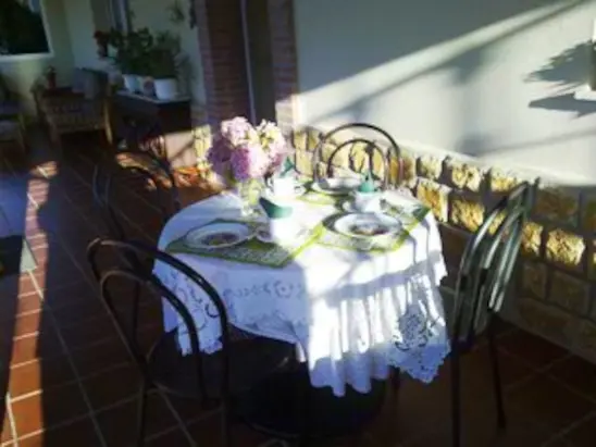 Mesas para desayunar en la terraza en Villaviciosa